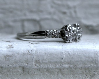Lovely Classic Vintage Platinum Diamond Engagement Ring - 0.28ct.