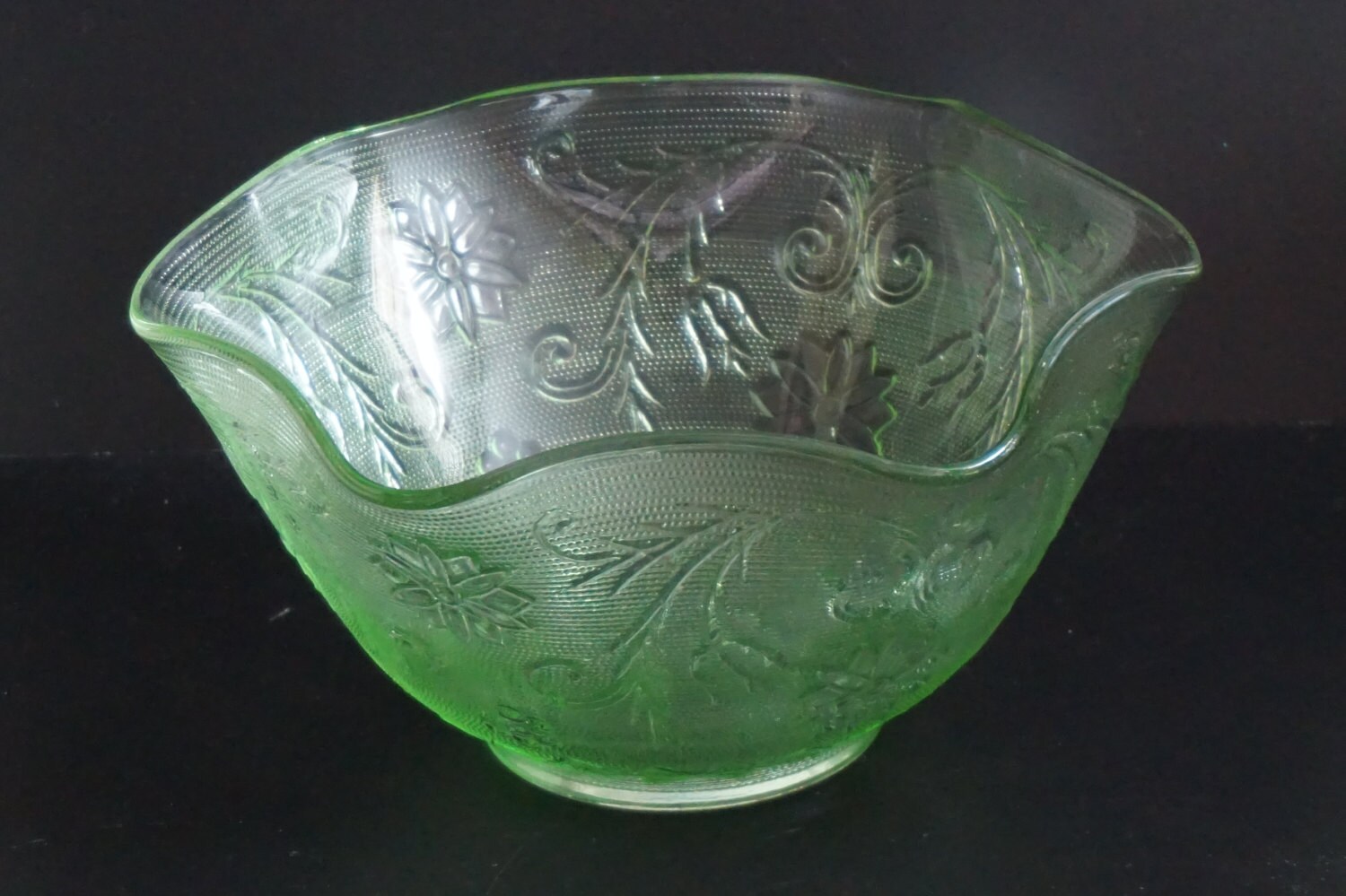 Vintage, Chantilly Green Indiana Sandwich Glass Ruffled Edge Serving Bowl Haute Juice