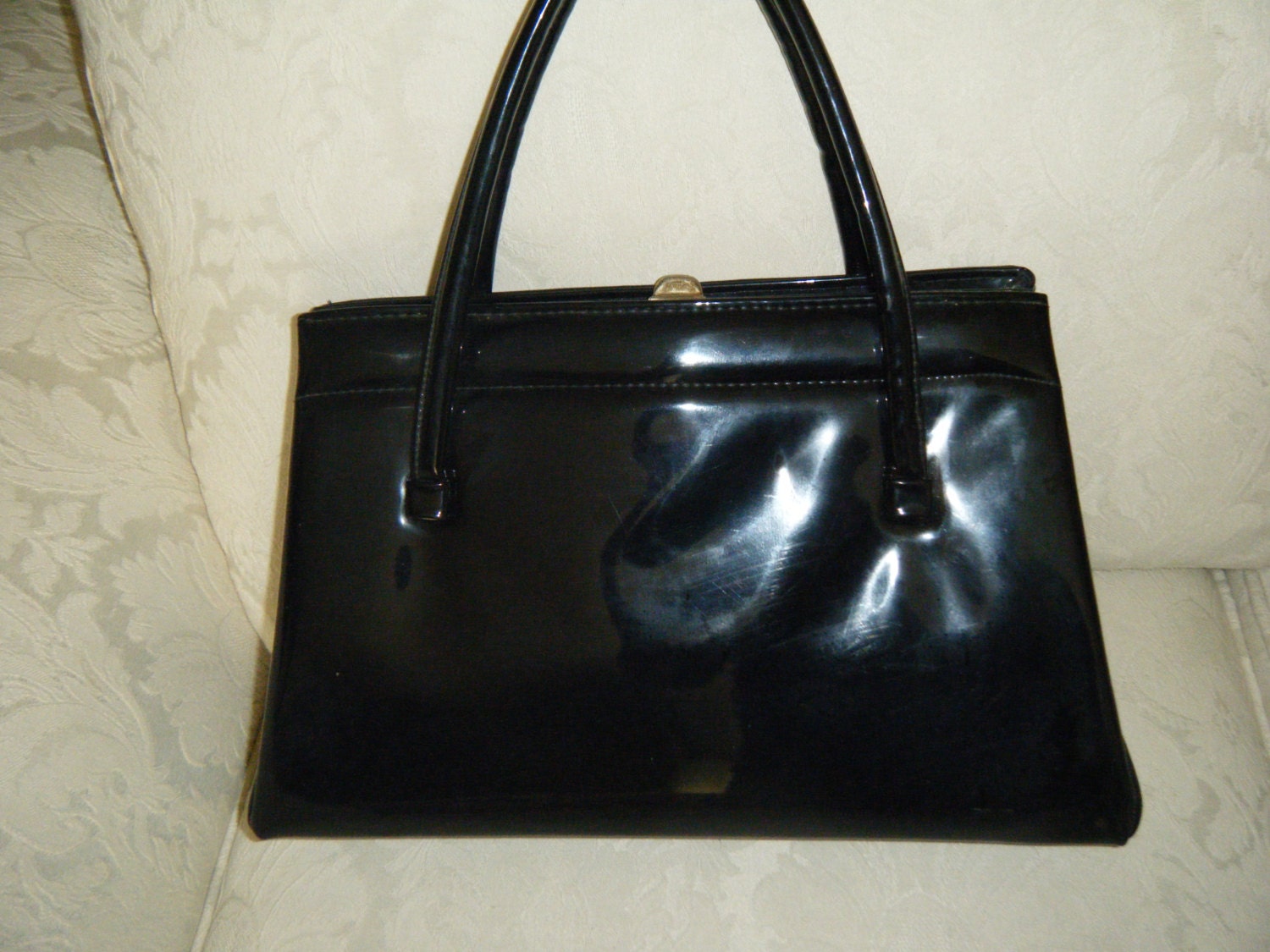 Ladies VINTAGE PURSE with clasp. Black patent leather style.
