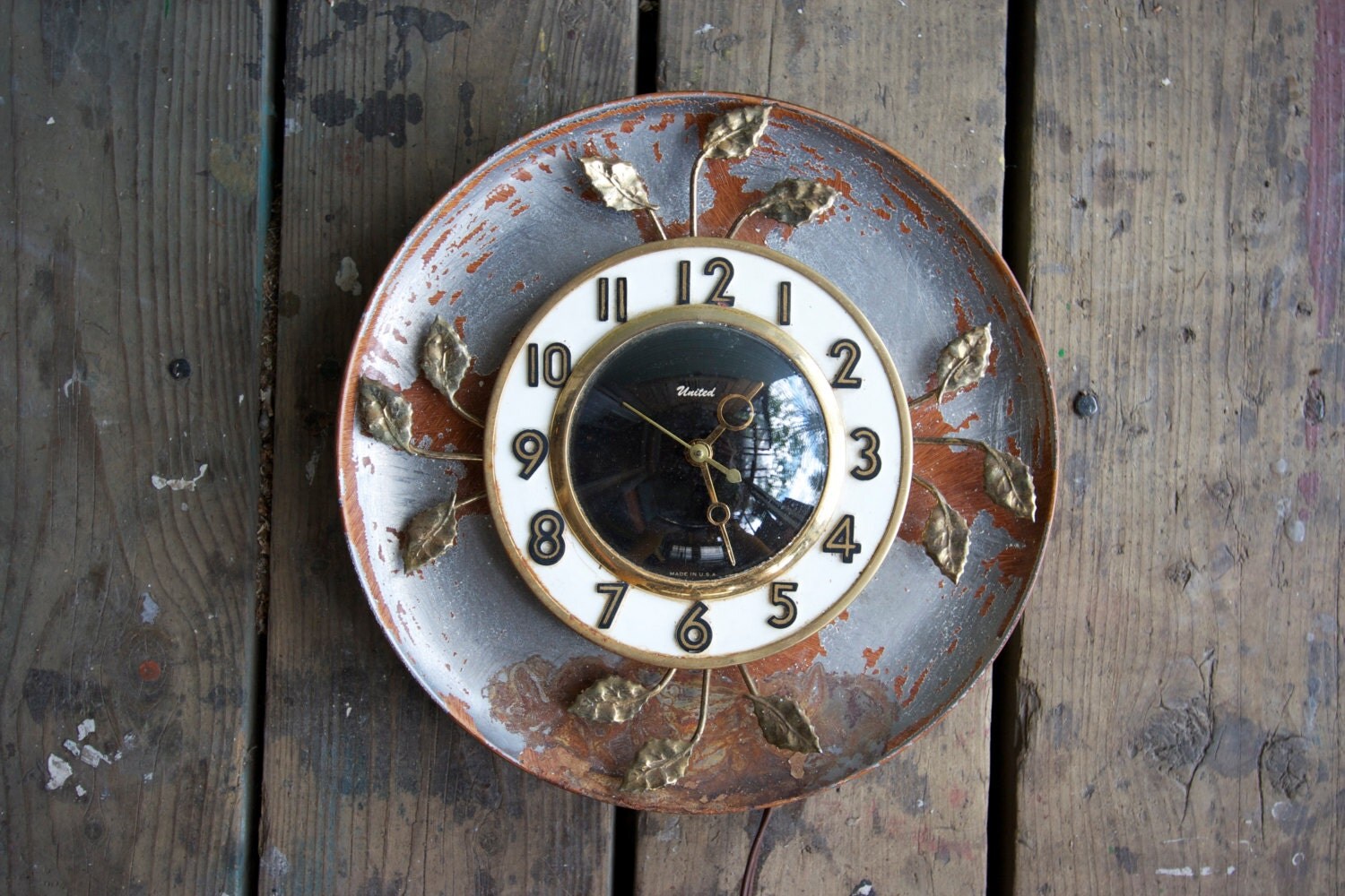 vintage wall clock / electric clock / united clock