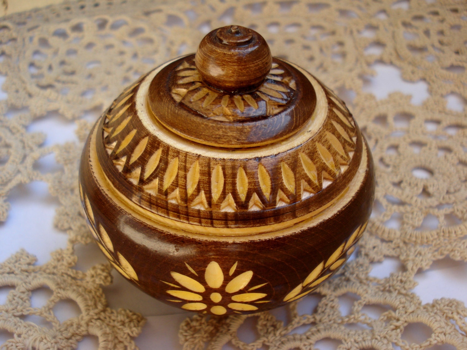 Salt and pepper box/Vintage wood carved box spices / Wood carving