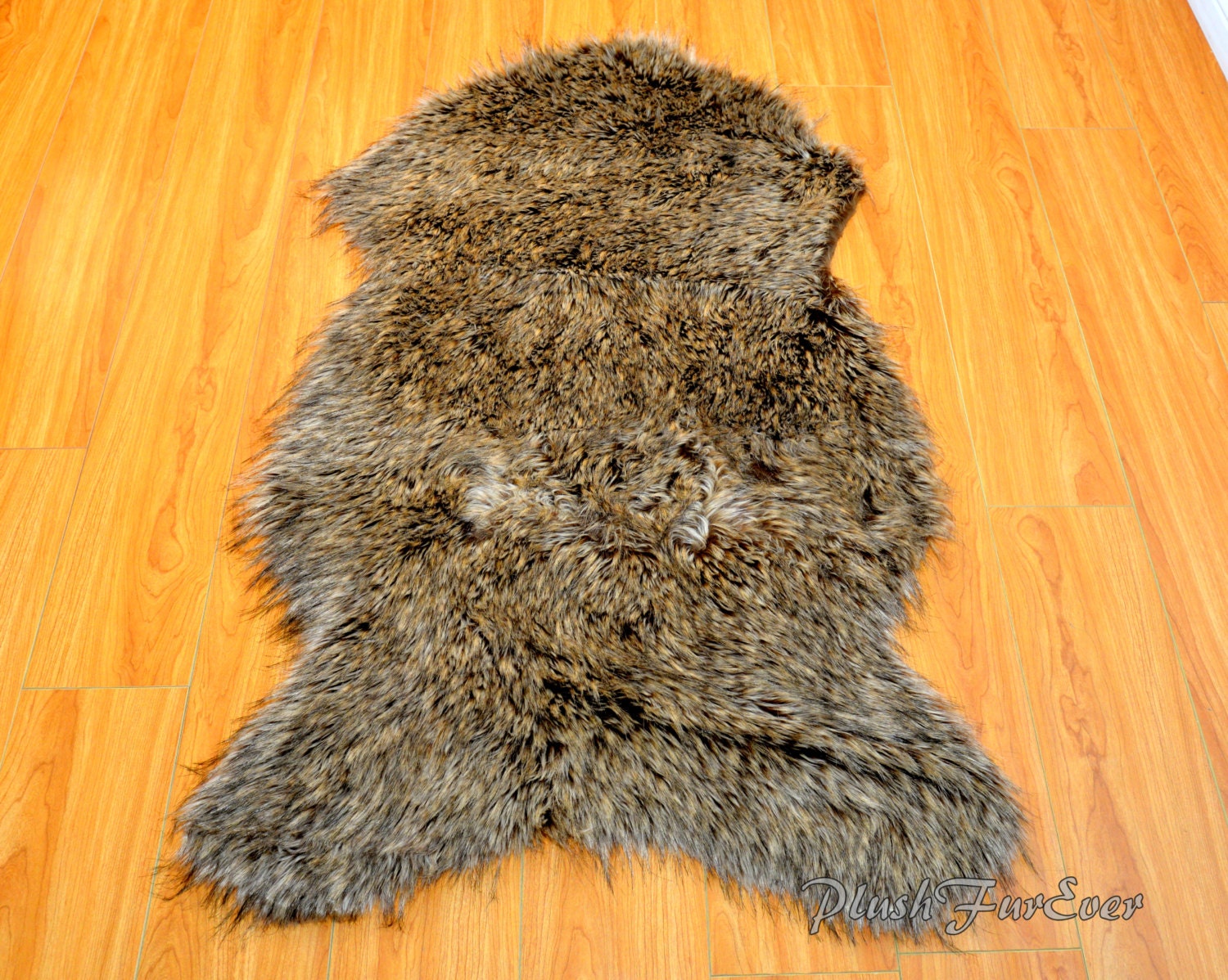 Medium Wolf Faux Fur Sheepskin Rug Lodge Cabin Home Accent Rug