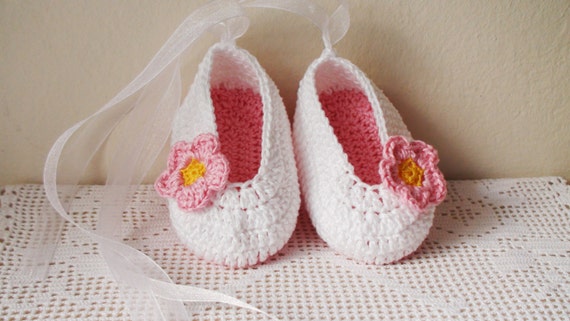 White Fuchsia crochet Baby shoes Crochet Baby Girl by HelenKurtidu