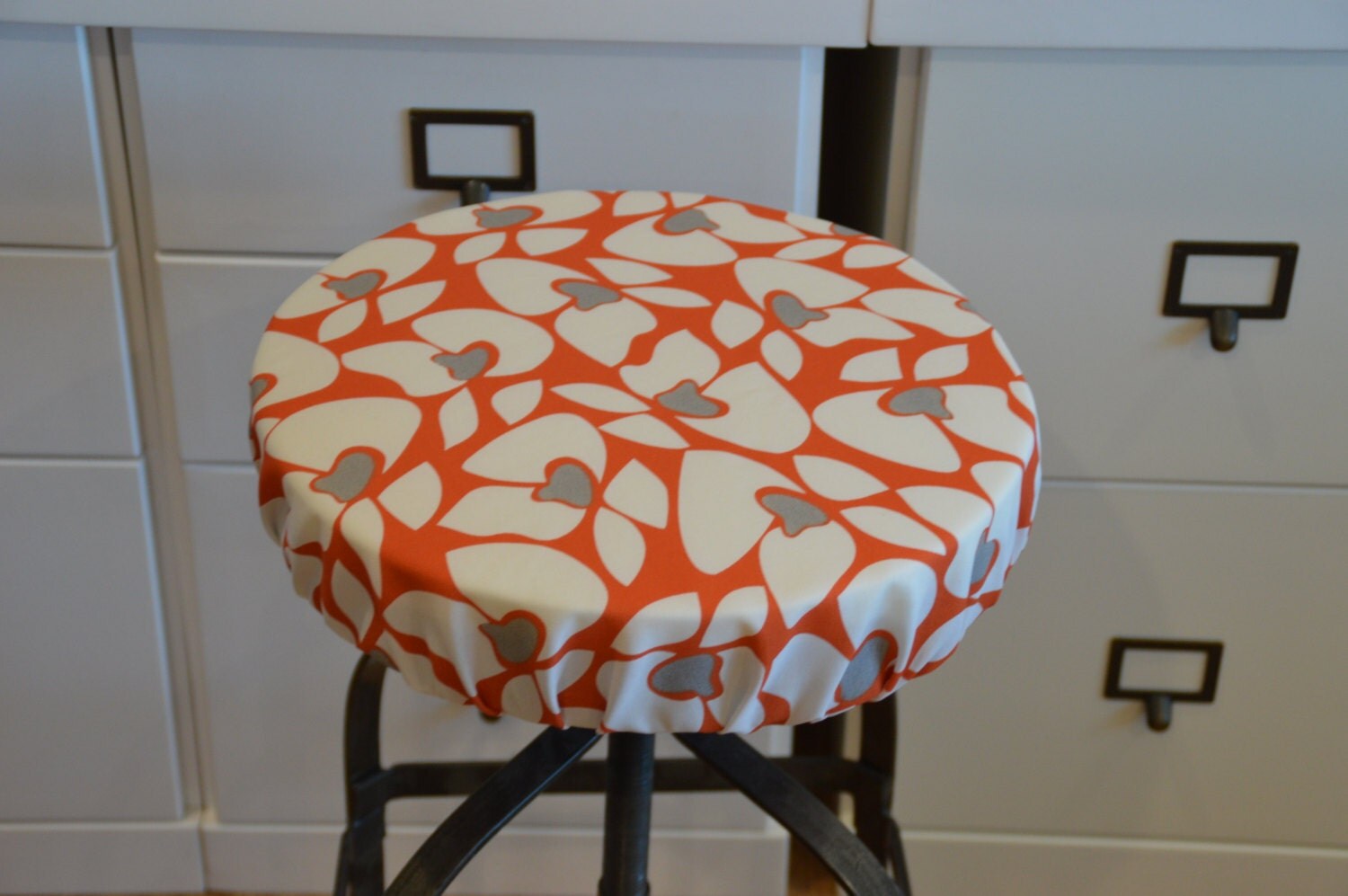 Round barstool cover with cushioned foam Elasticized Floral