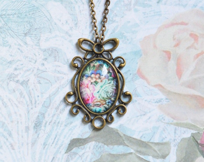 Floral Motifs // Openwork oval pendant with flower ornament under glass // Shabby Chic // Vintage, Retro, Boho Style // 2015 Best Trends //
