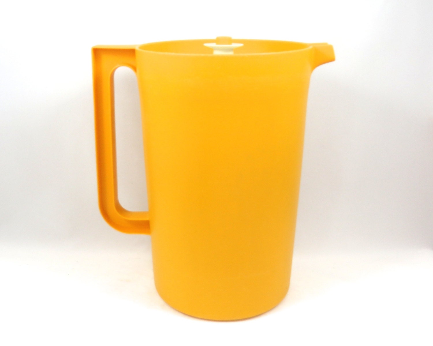 Vintage 70s Tupperware Pitcher 2.5 Quart Push Button Lid