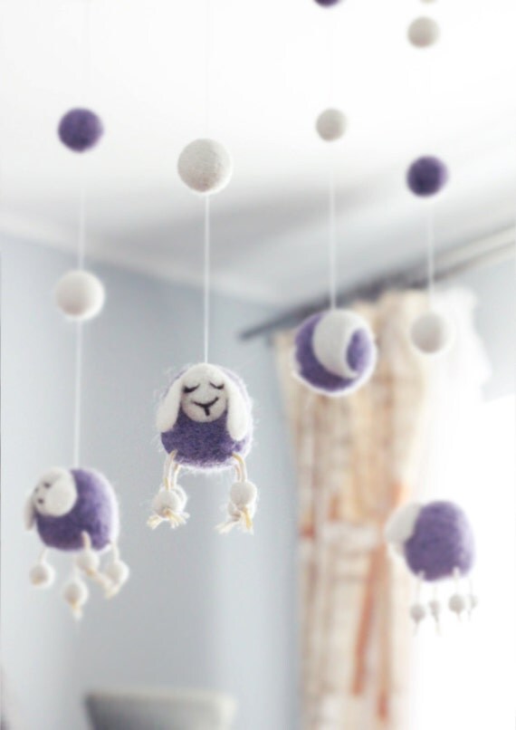 Laiguille mobile bébé mouton feutrée décor de par woolentenderness Décor de bébé Mouton Chambre