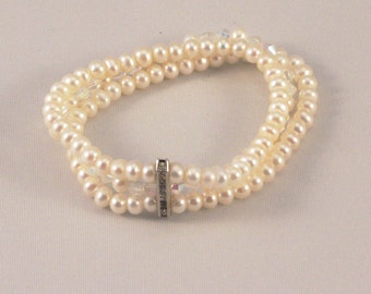 Pearls bracelet, elastic bracelet, triple strand bracelet, bridal bracelet, bridal jewelry, wedding jewelry, wedding bracelet, chic bracelet
