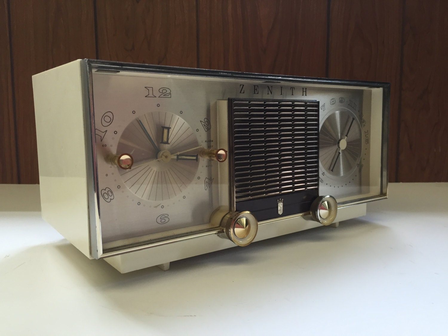Vintage 1962 Zenith Model L516W Tube AM Clock Radio With