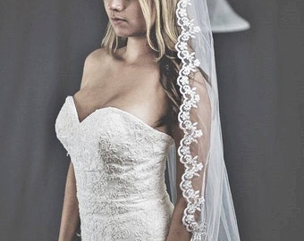 beautiful bridal veil, lace all around. comes with comb, white or ivory veil