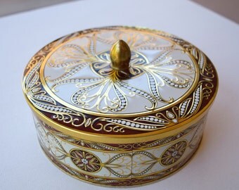 Vintage tin box decorated metal England storage container cookie jar treat box