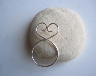 Wire Heart Ring ./. Silver Wire Ring ./. Stackable Ring ./. Bague contemporaine ./. Delicate Ring ./. Ring with Heart ./. Handforged Ring