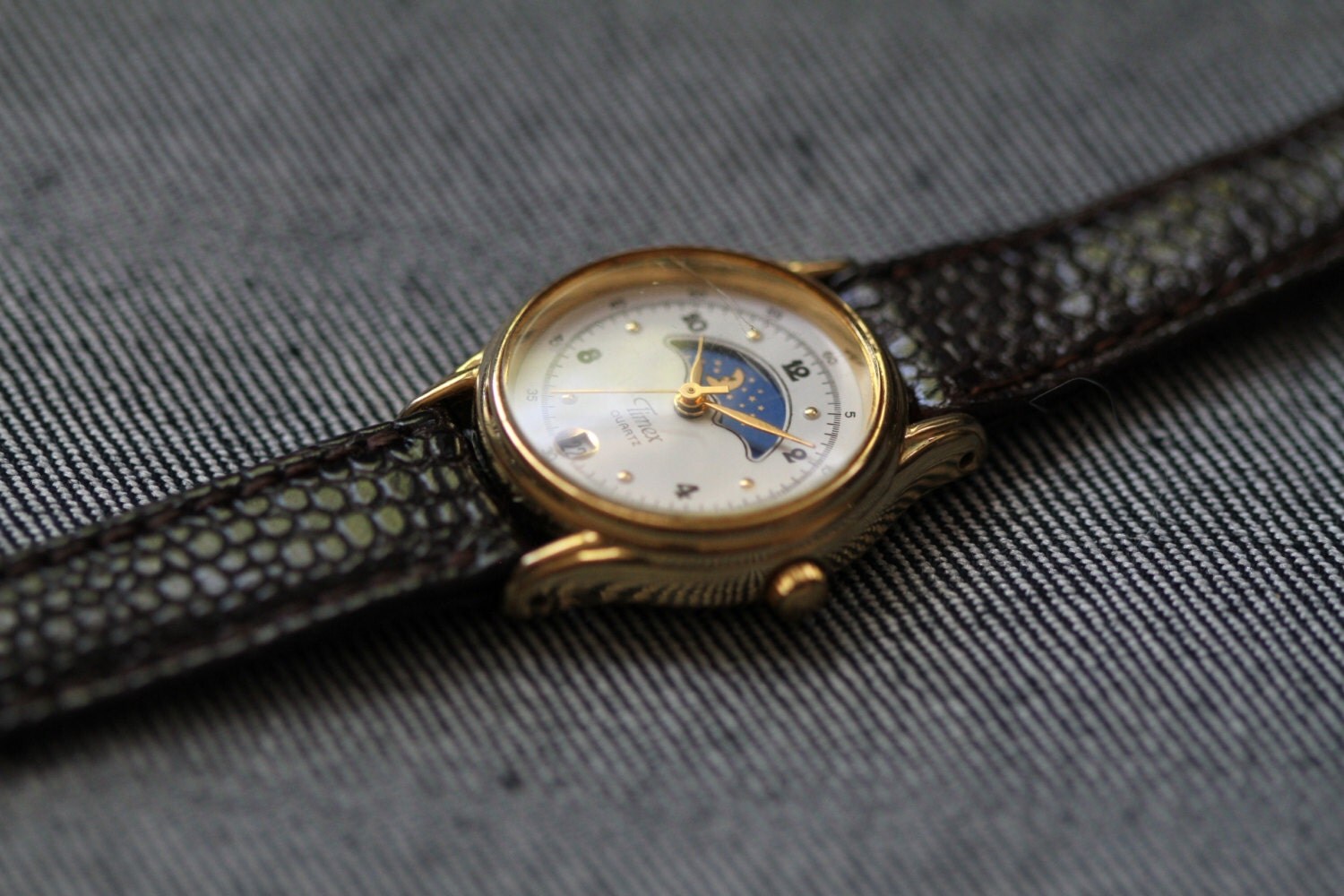 Vintage Ladies Timex Moon Sun Moonphase Quartz Watch