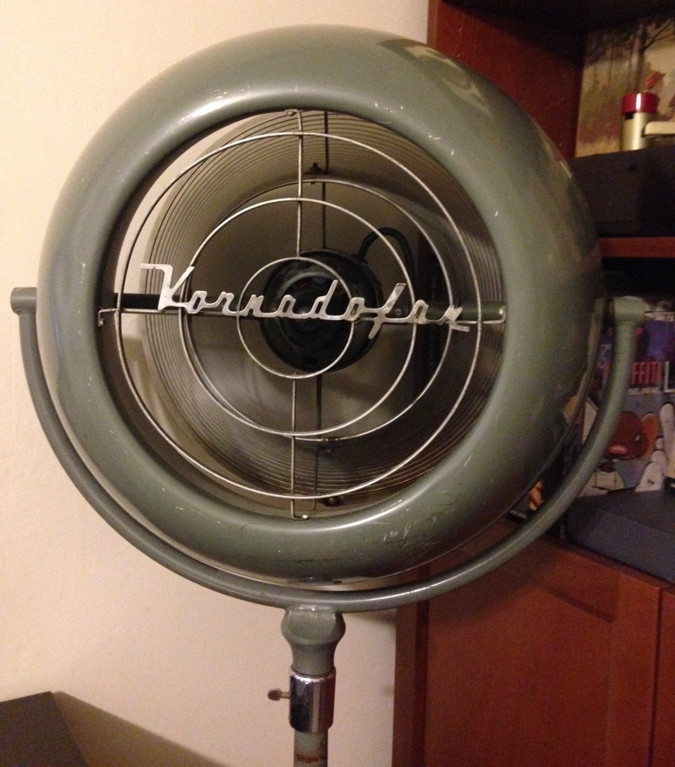 vornado oscillating pedestal fan