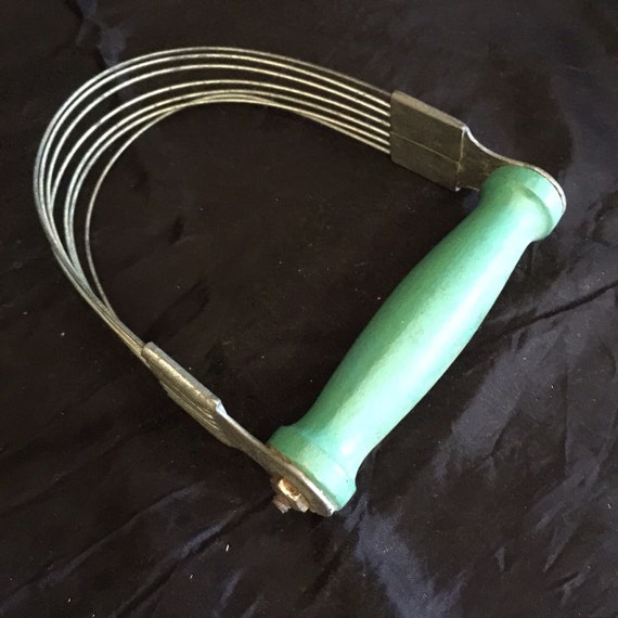 Vintage Farmhouse Rustic Kitchen Hand Held Pastry Cutter Flour