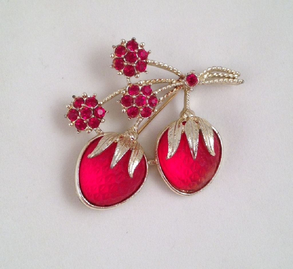 Sarah Coventry Strawberry Festival Brooch Molded Red Glass