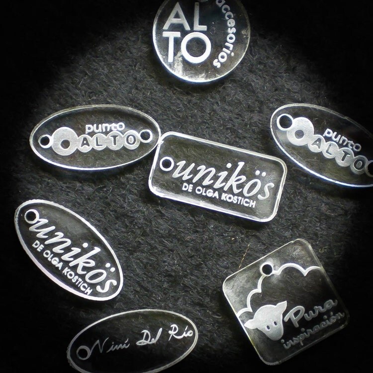 Custom Acrylic Tag Button for clothes knitting by Altorrelieve