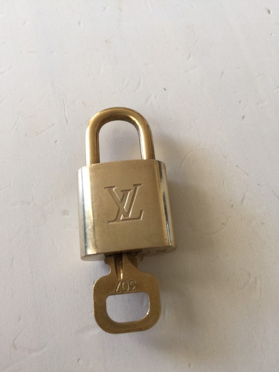 Louis Vuitton padlock and one key 307 bag charm lock