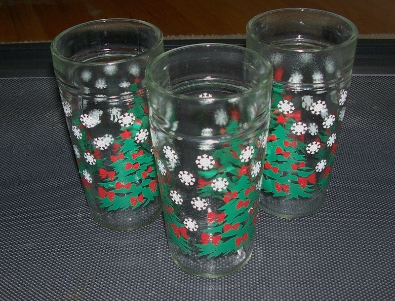 Vintage Christmas Drinking Glasses 3 Qty 6 Christmas