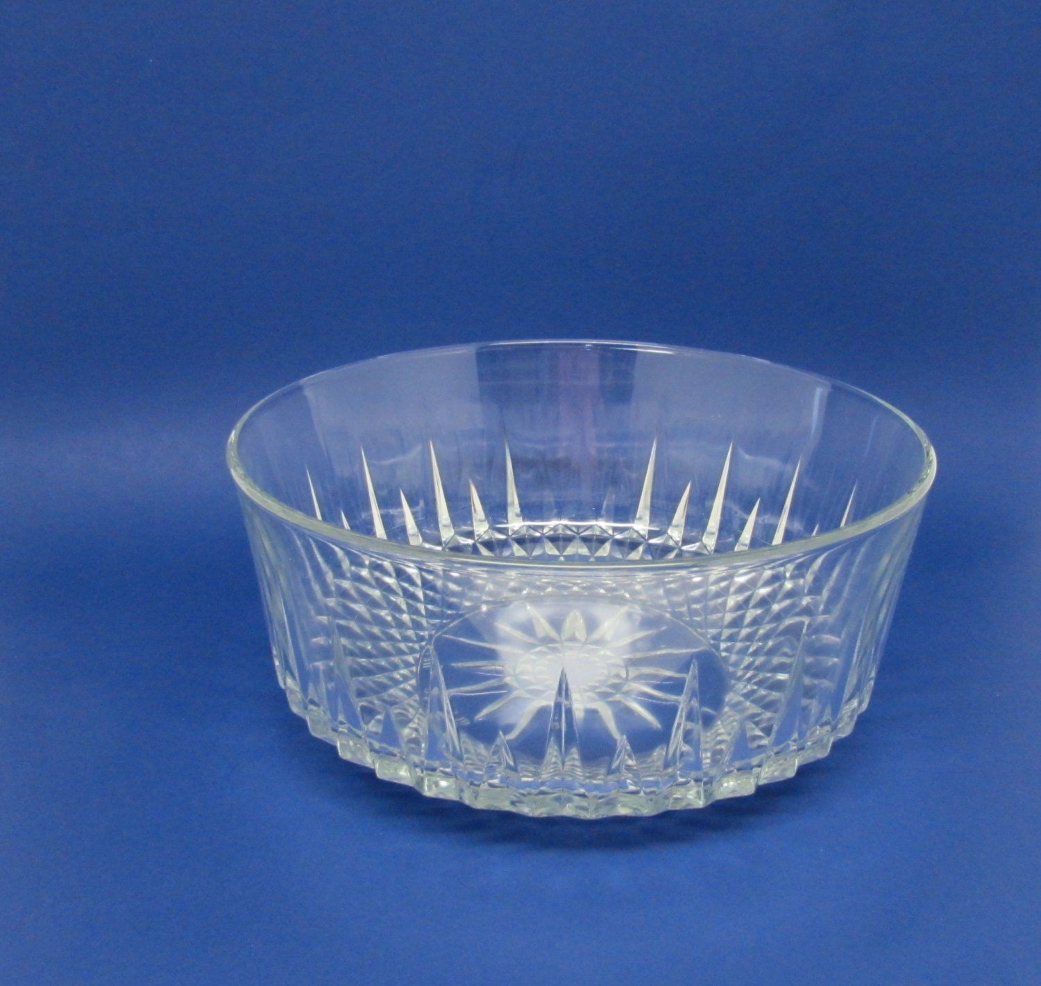 Diamond Pattern Starburst Glass Serving Bowl Arcoroc France