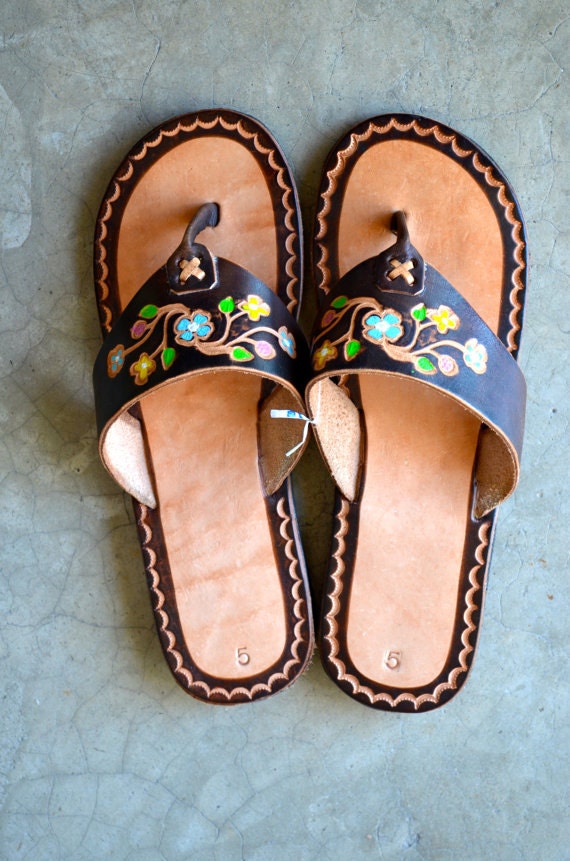 Mexican sandals with traditional design by Talaveragallery on Etsy