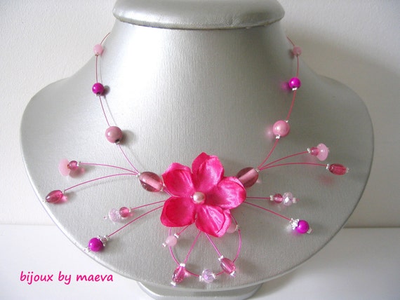 collar fucsia bisutería flor y perlas de color rosa y fucsia