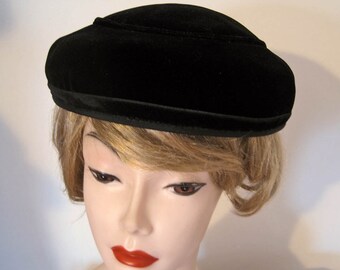 1950s Black Velvet Dish Hat / Saucer Hat / 21"