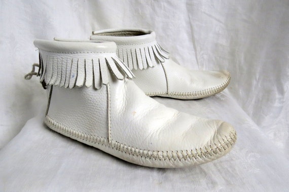 MINNETONKA White Leather Fringe Ankle Booties