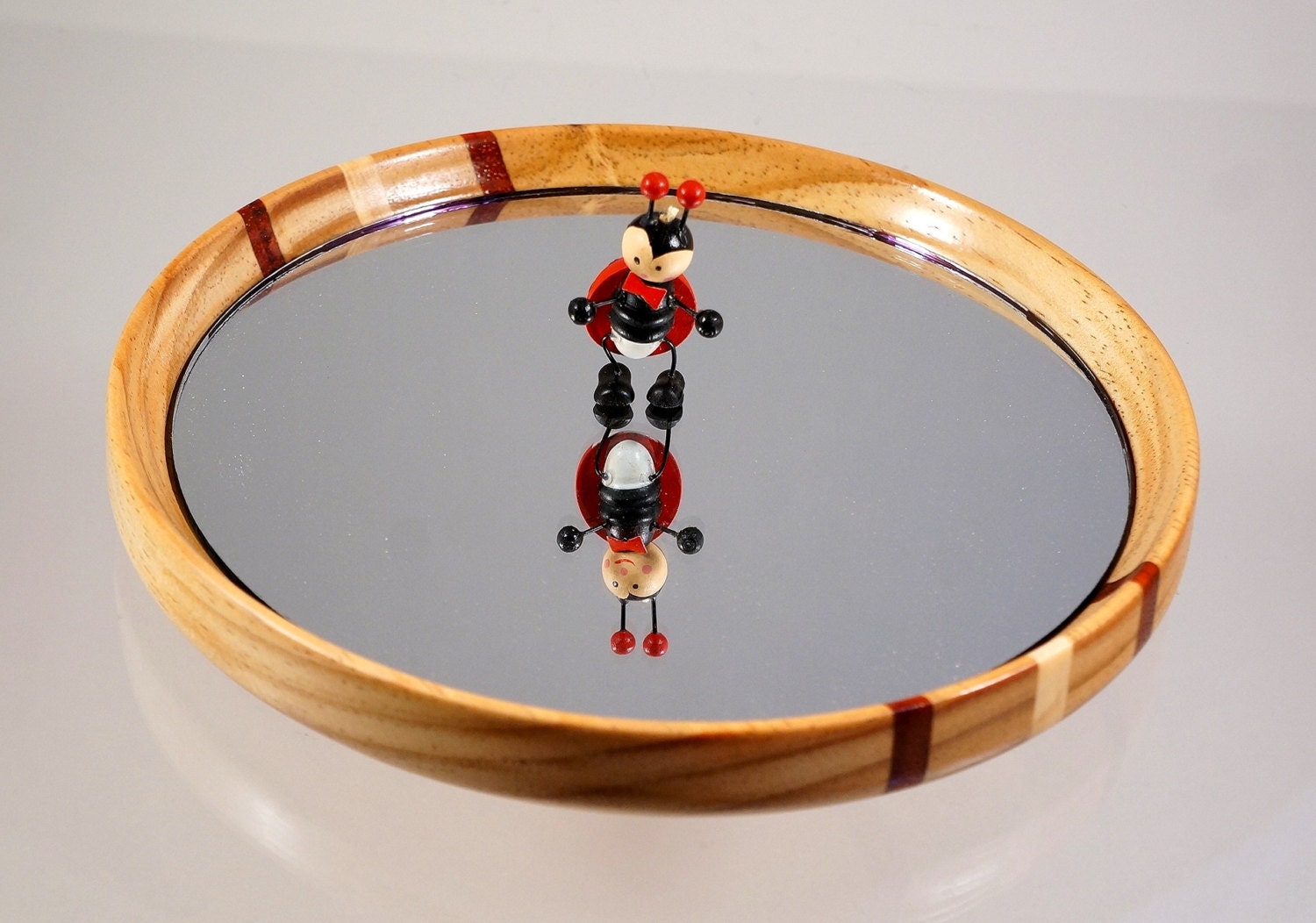 Mirrored spin plate for spinning tops.