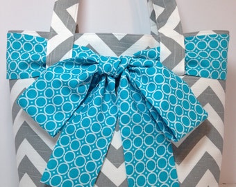 LARGE gray and white CHEVRON stripe zigzag Handbag/ Diaper Bag/ Purse/ Tote/ Beach Bag with Turquoise Blue Circle Bow/Sash and 4 Pockets