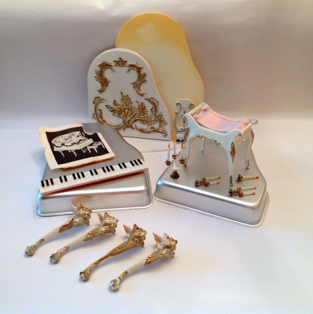 Wilton Baby Grand Piano Cake Pan with Accessories