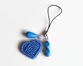 blue cell phone charm with macrame heart and wooden beads, keyring pendant, macrame accessory for mobile phones, pendant for cosmetic bags