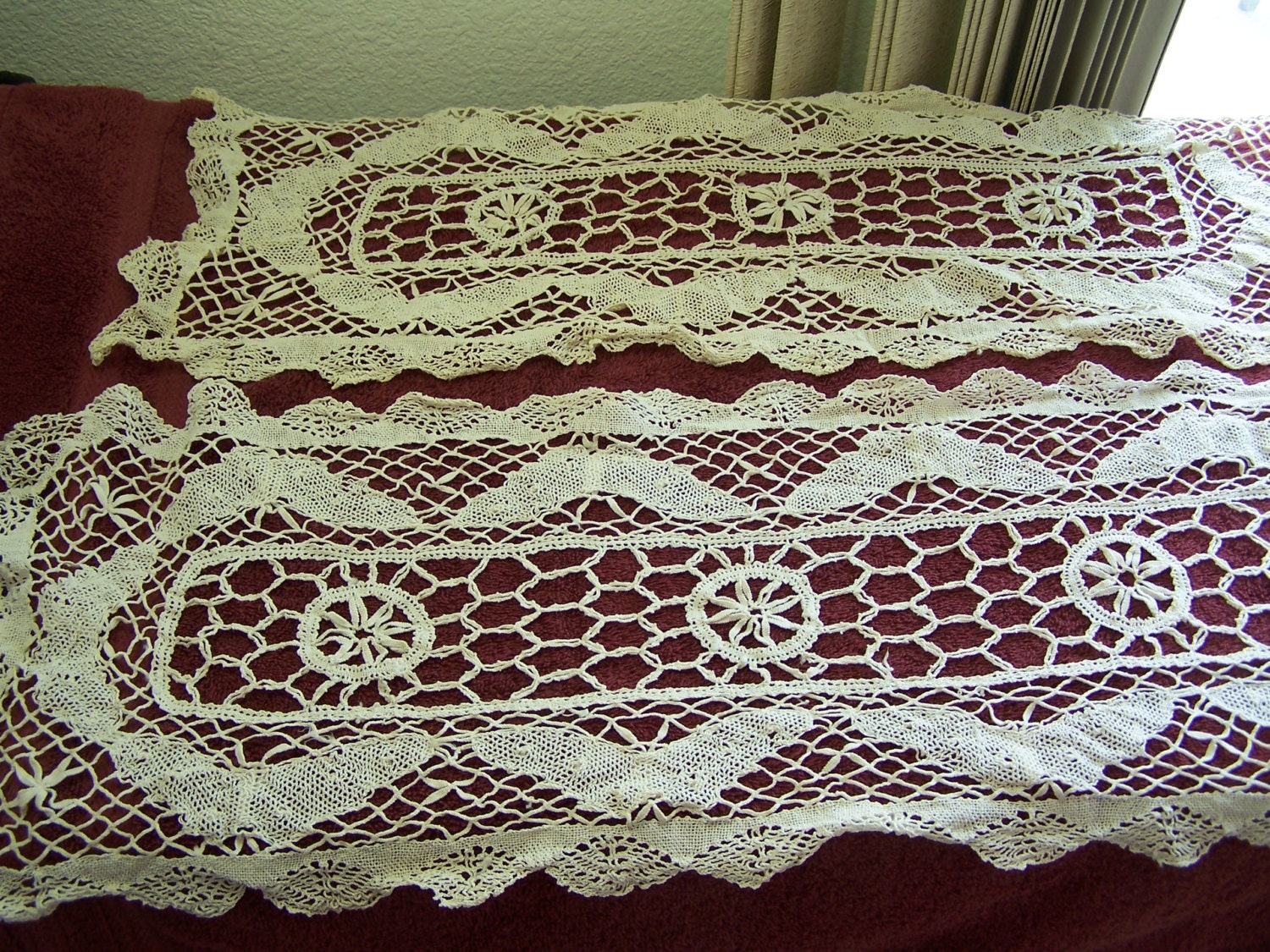 Set of 2 matching tatted dresser scarves