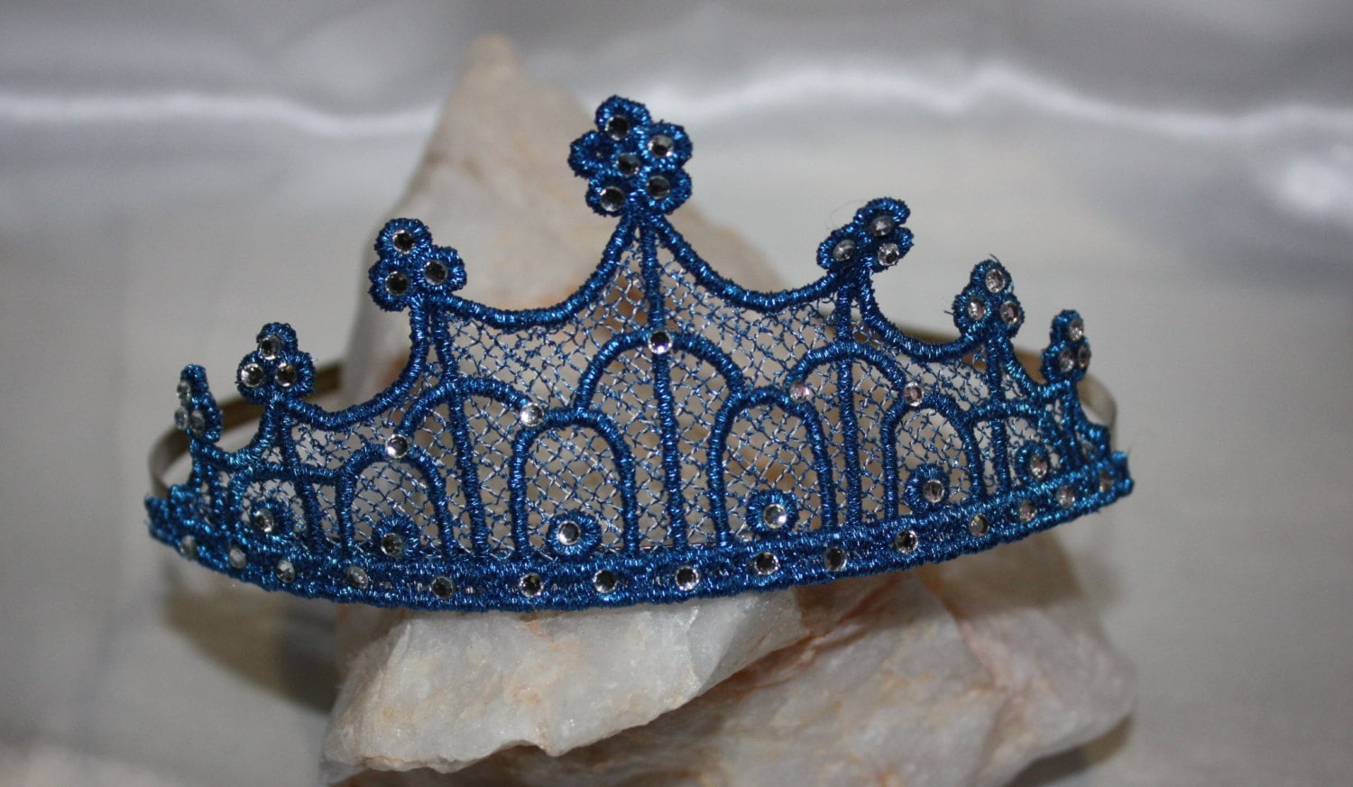 Tiara headband Crown freestanding lace embroidery design