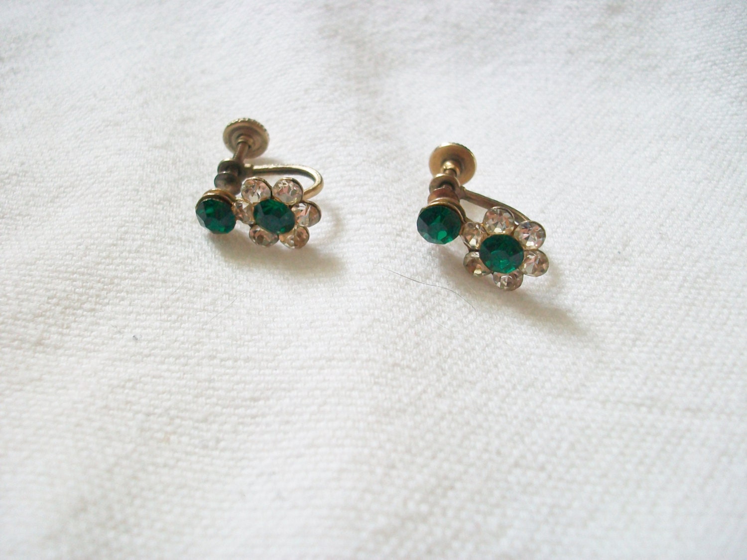 Emerald Green Flower Screw Back Earrings Vintage Gold Tone
