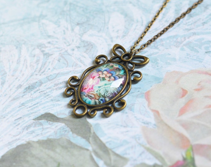 Floral Motifs // Openwork oval pendant with flower ornament under glass // Shabby Chic // Vintage, Retro, Boho Style // 2015 Best Trends //