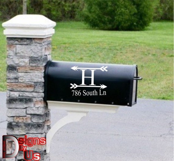 Custom mailbox lettering with arrow design by vinylletteringdsigns