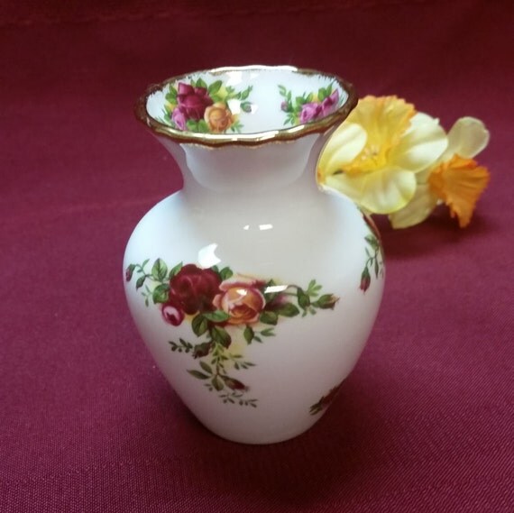 Vintage Royal Albert Old Country Roses Petite Vase 1962