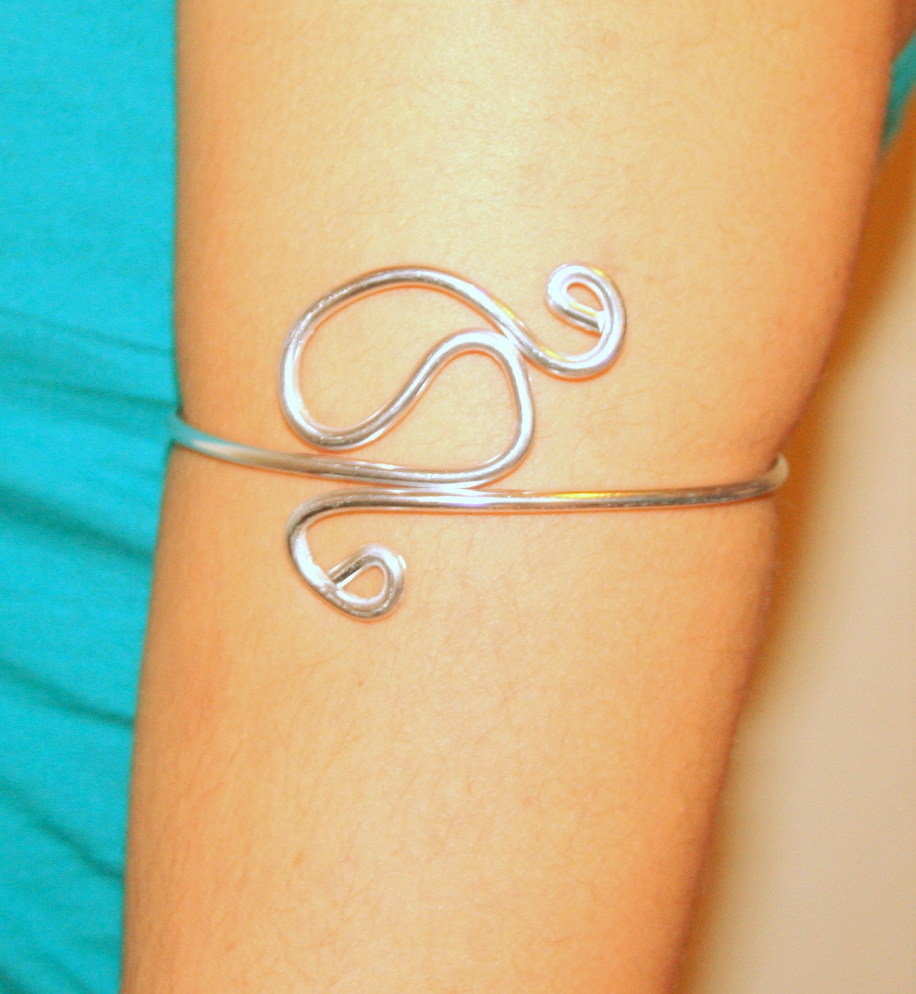 Innovative upper arm cuff armband made of brass or aluminium