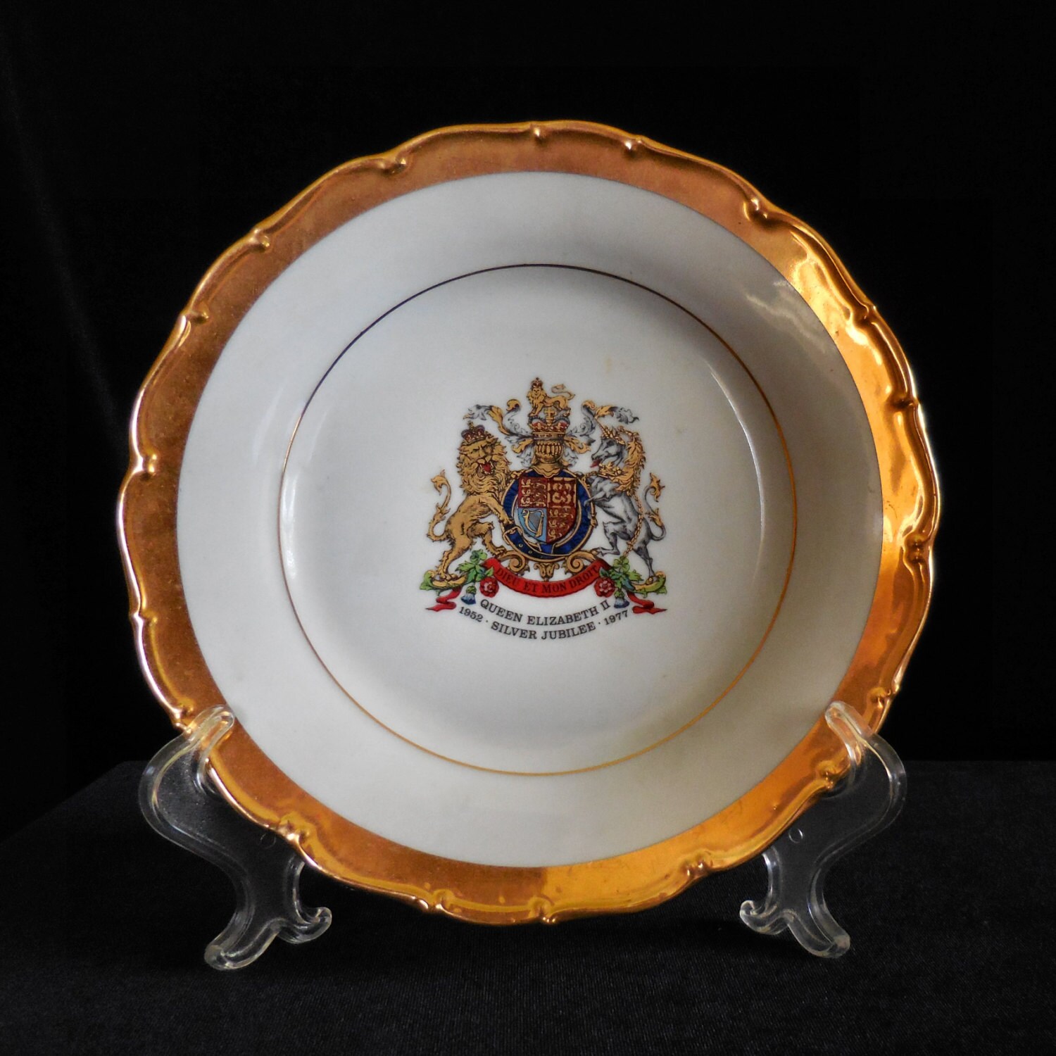 Queen Elizabeth II Silver Jubilee Commemorative Plate