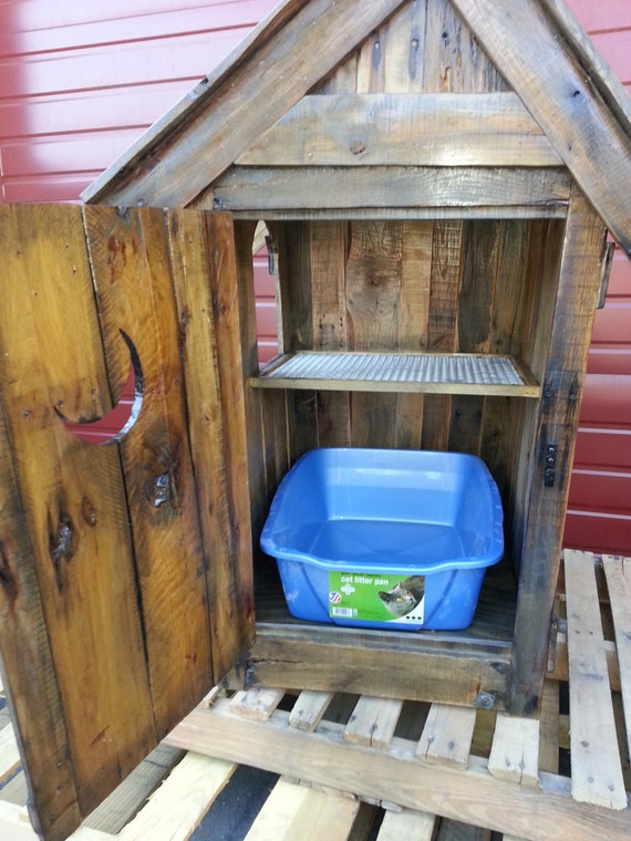 Rustic reclaimed distressed pallet wood outhouse cat litter