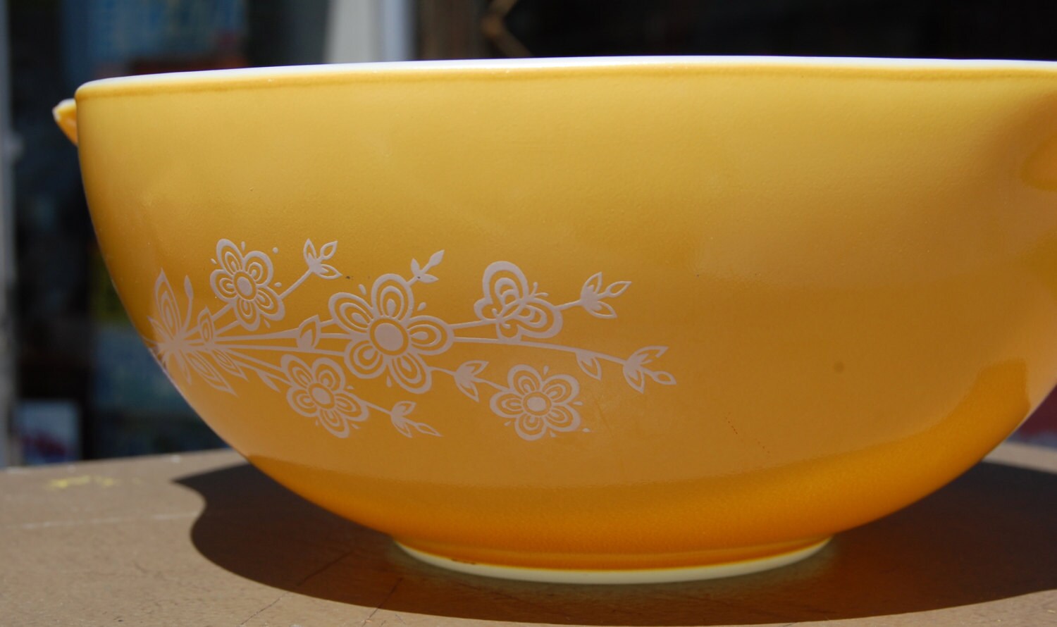 Vintage large Pyrex mixing bowl yellow daisys and butterfly. 443. 2 1/2 quarts. Haute Juice