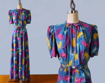 1940s Dress / 40s Novelty Print FEATHERS Dressing Gown / Hostess Gown