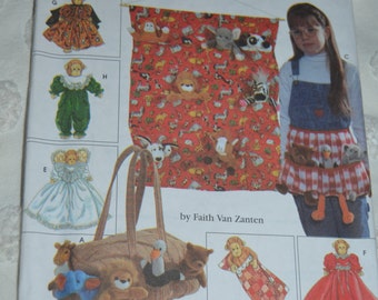 Simplicity 7695 Tote Oganizers, Apron Sleeping Bag And Clothes for 9" Bean Bag Animals Sewing Pattern - UNCUT