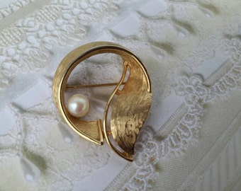 vintage brooch pin costume jewelry pearl