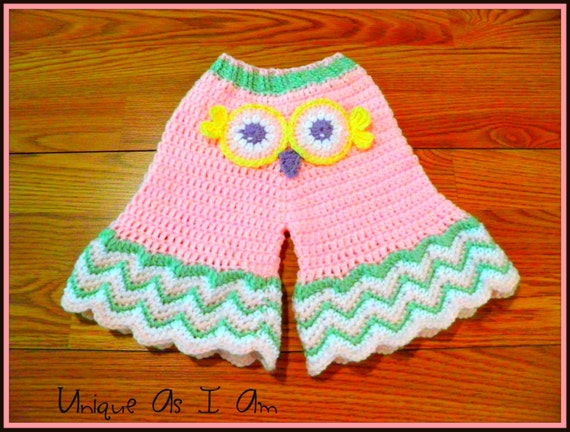 Crochet baby bottoms A super cute free baby pants crochet pattern that can be perfect crochet pattern for newborn boys and newborn girls! Ideal for a baby shower gift or new baby gift!