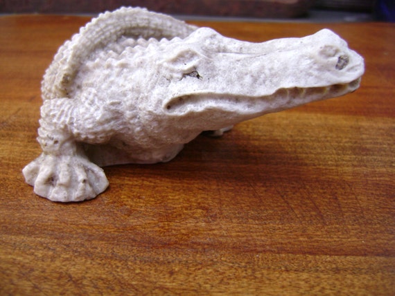 resin alligator lawn ornament