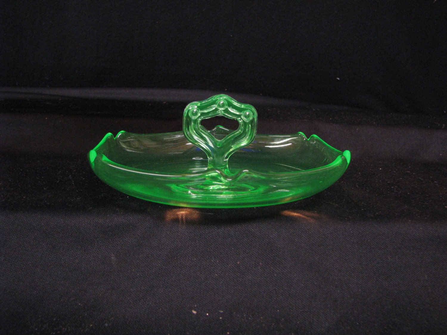 Imperial Green Vaseline/Uranium Handled Ashtray by PlumNearly