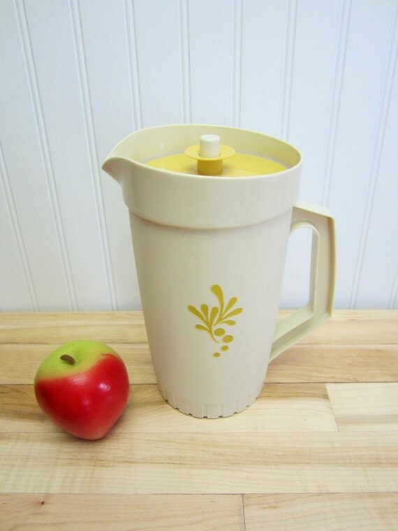 Vintage 1960's Retro Tupperware Pitcher Push Button Lid 2