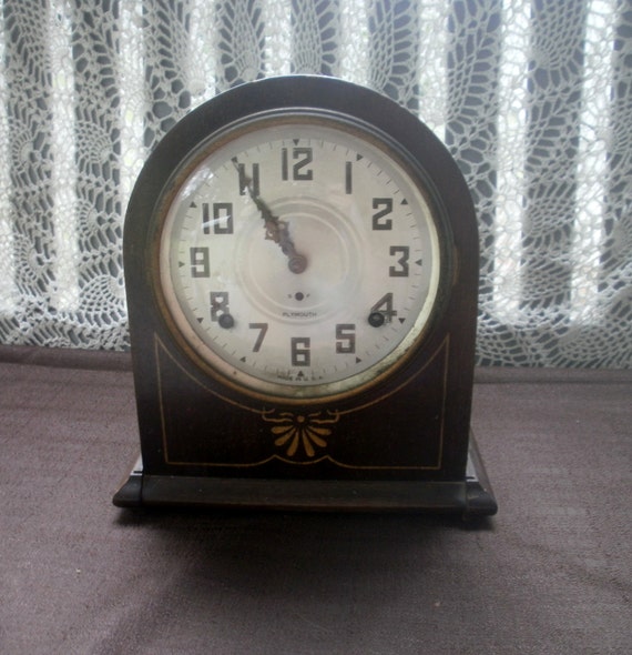 vintage wood 8 day Plymouth mantel clock with wind up key and